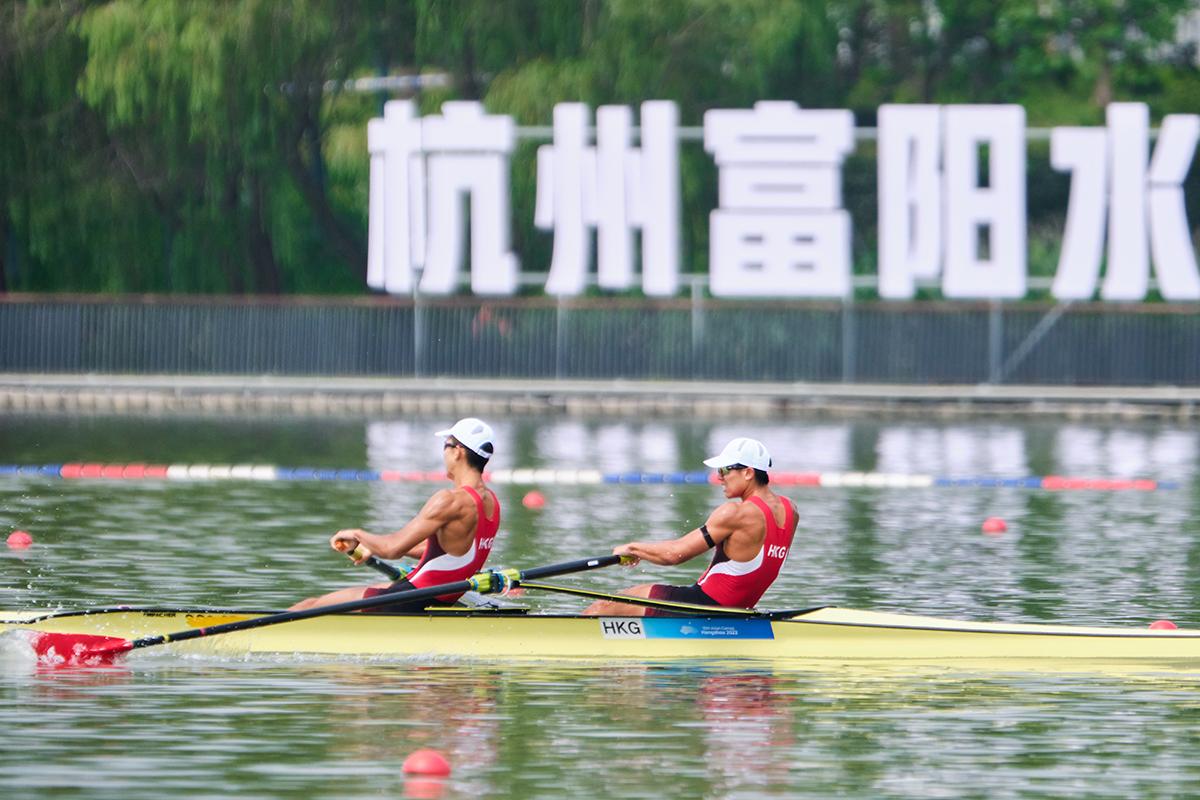 林新棟和王瑋駿在賽艇男子雙人單槳無舵手決賽奪金。(港協暨奧委會提供)