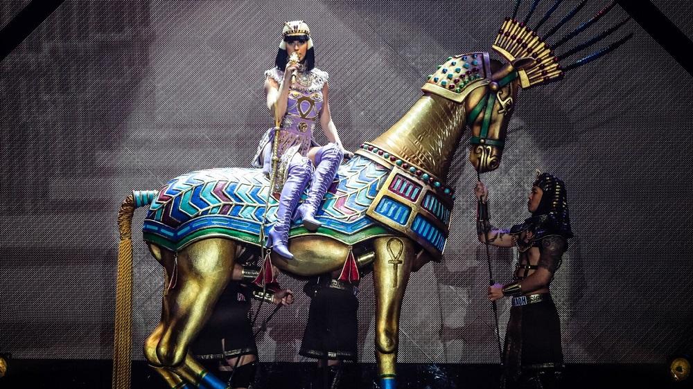 Katy每次開騷也有華麗道具馬襯托。