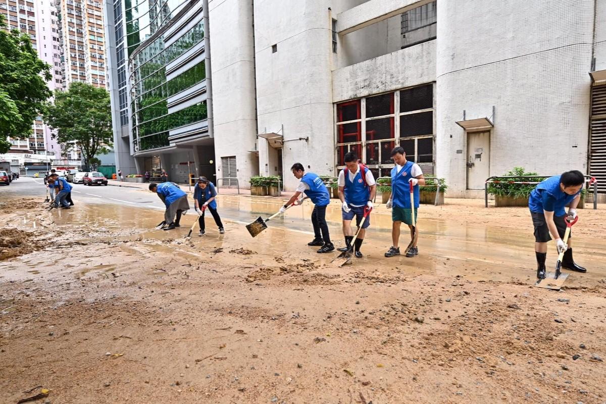 公務員事務局組成一隊30人的政府應急隊,到耀興道清理路面。(公務員事務局FB)