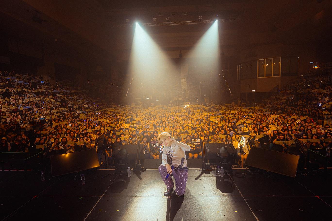 演唱會接近尾聲時,邱鋒澤與全場大合照:「謝謝大家,我會繼續努力,繼續成為你們的肩膀,我是個很有肩膀的男人!」