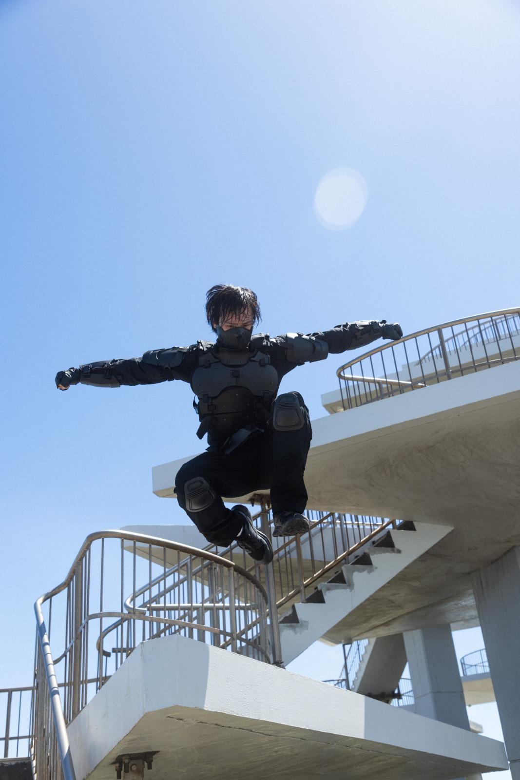 MV特別邀請了港產特技人Ace參與演出。