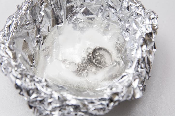 洗銀方法丨梳打粉的鹼性成分能中和銀器表面的酸性氧化物