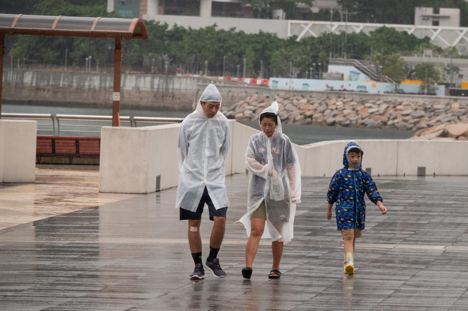 市民一家大細外出感受風力。(陳奕釗攝)