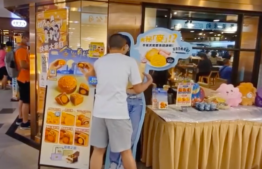 炎明熹廣告牌遭光頭男公然狼吻