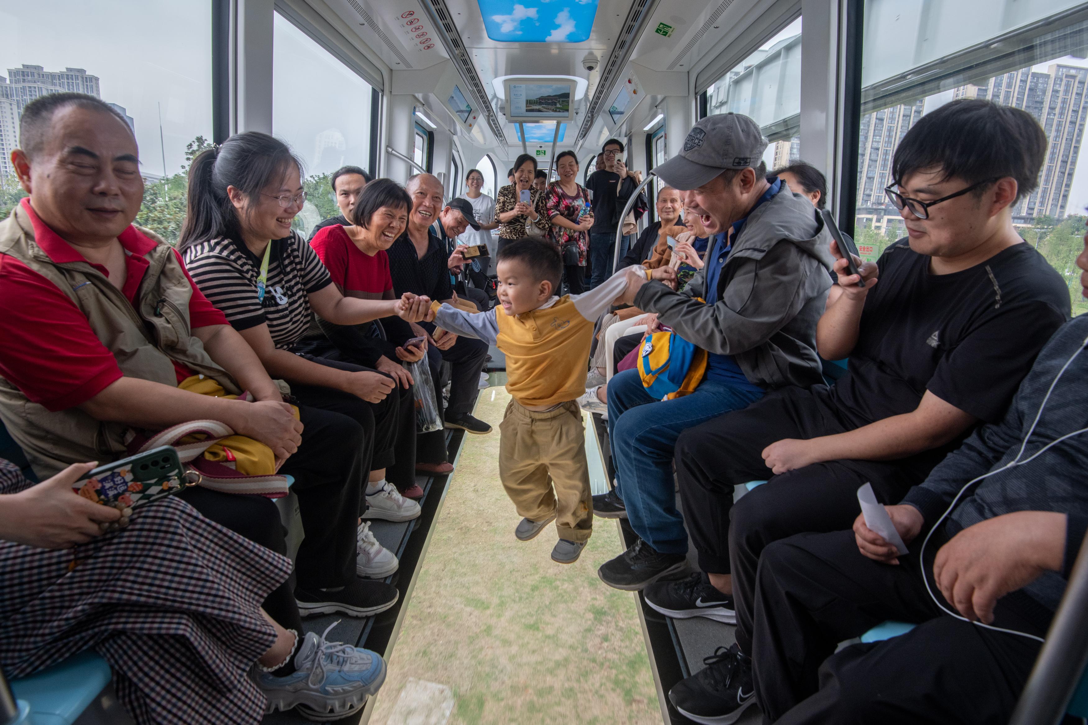 中國首條「空軌」武漢開通 (新華社)