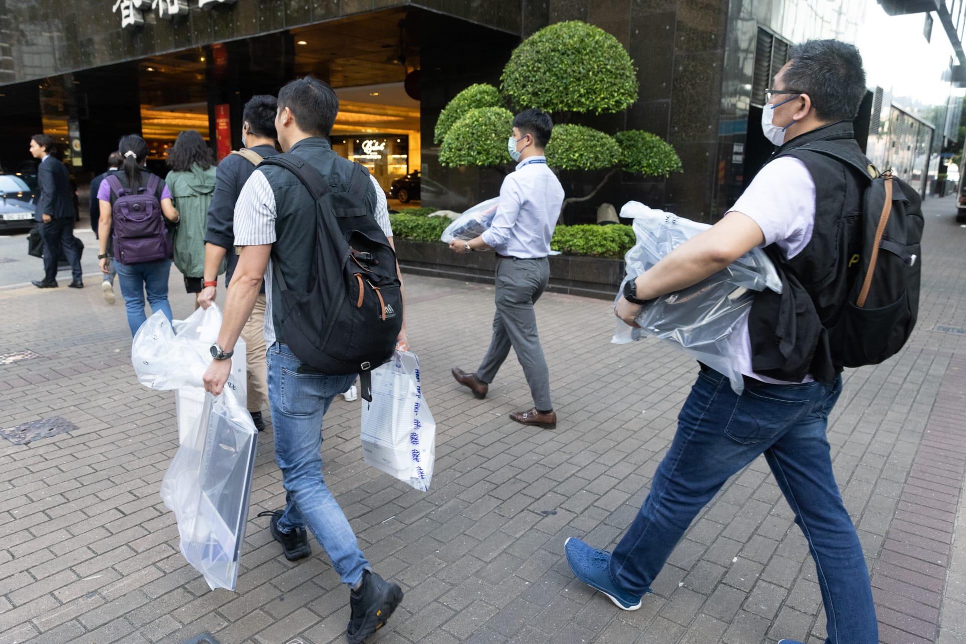 網紅陳怡被警方帶走調查。(蘇文傑攝)