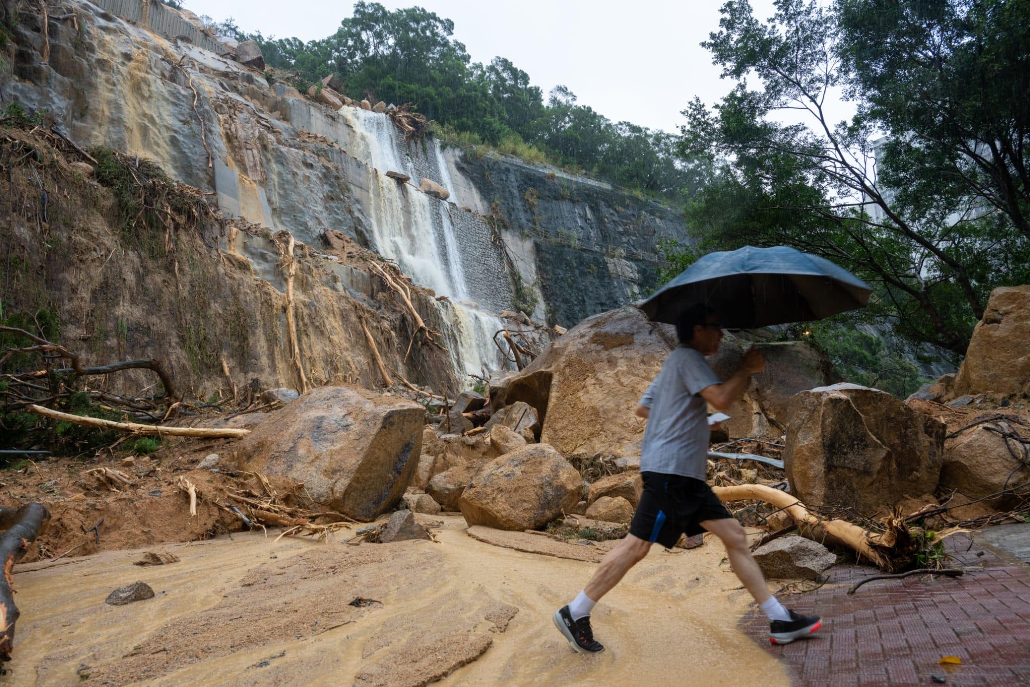 黑雨|當局截至上午8時共接獲7宗山泥傾瀉報告。圖為筲箕灣耀興道有山泥傾瀉。(陳奕釗攝)