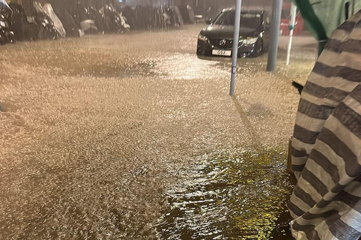 黑雨|筲箕灣東大街水浸。(網民Jeremy West@FB群組「筲箕灣西灣河關注組」)