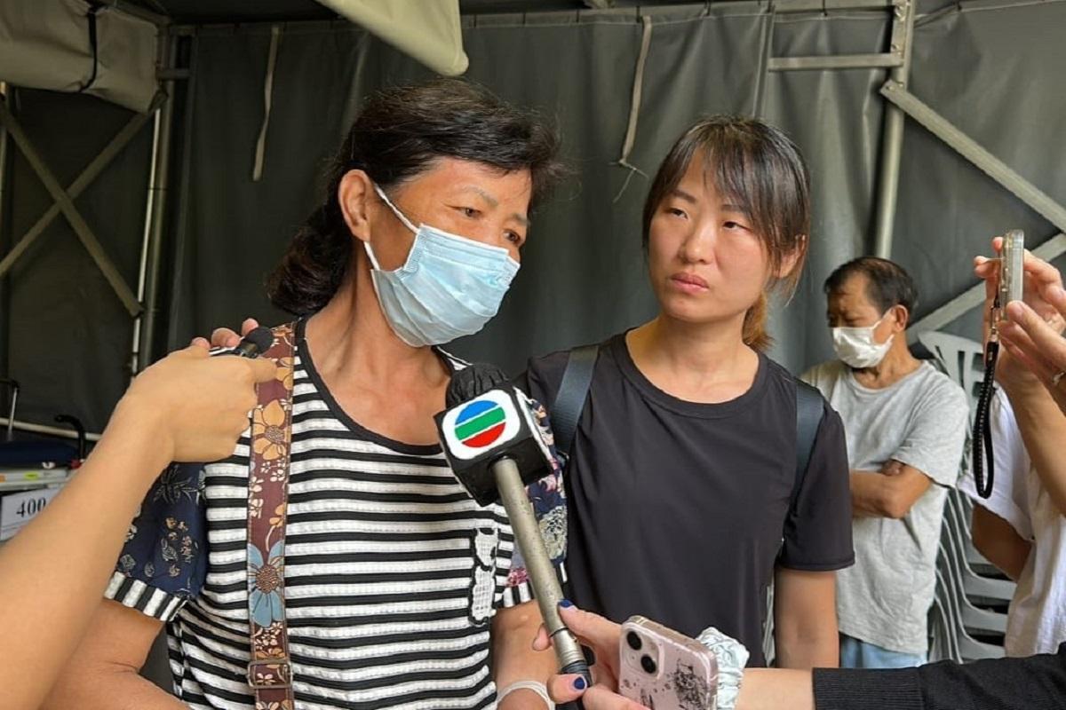 其中一名死者的妻子郭太(左)質疑「冇理由收工少咗人都冇人知」。