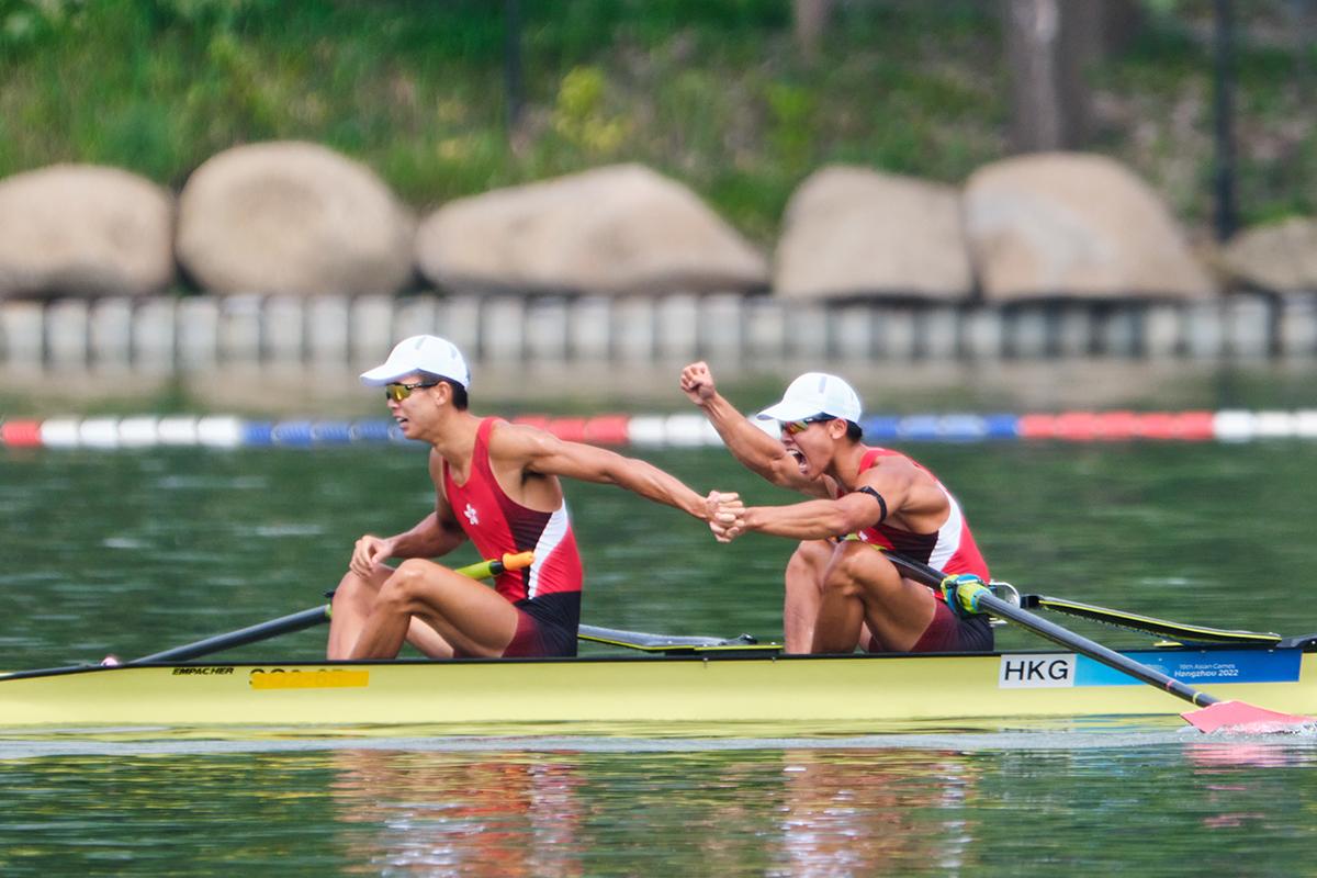 林新棟和王瑋駿在賽艇男子雙人單槳無舵手決賽奪金。(港協暨奧委會提供)