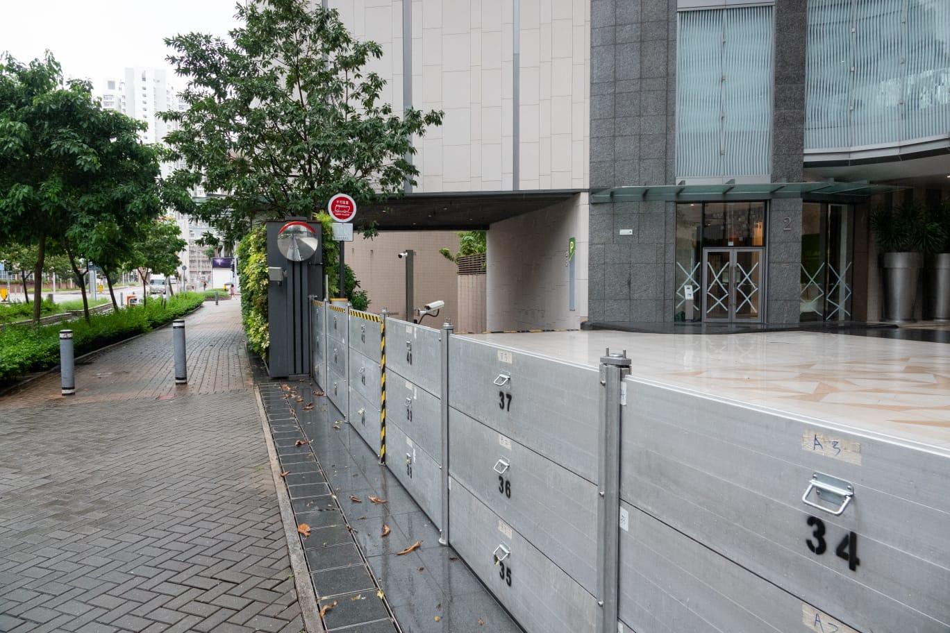 有屋苑閘外安裝擋水板,以防停車場水浸。(陳奕釗攝)