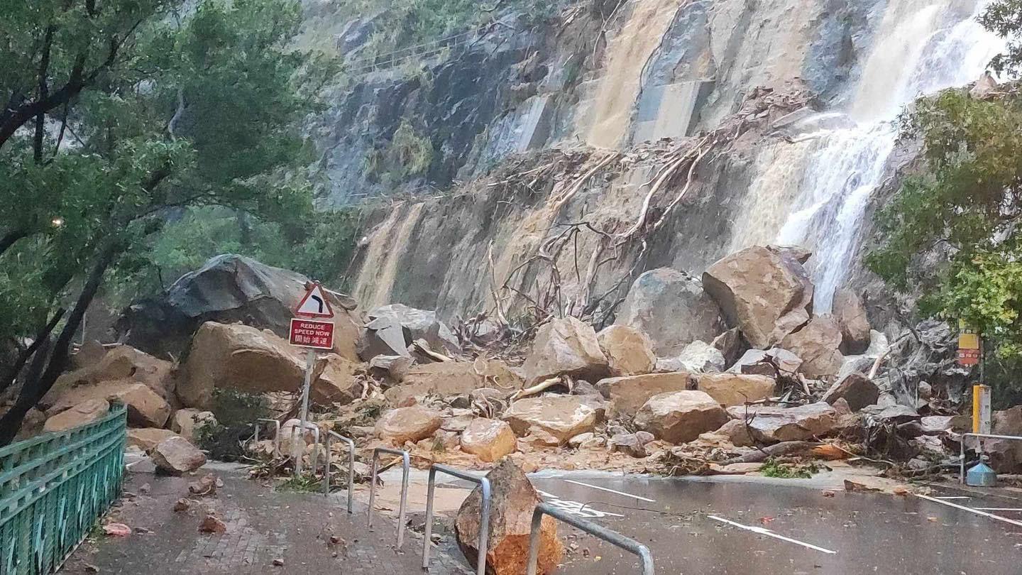 黑雨|當局截至上午8時共接獲7宗山泥傾瀉報告。圖為筲箕灣耀興道有山泥傾瀉。(陳奕釗攝)