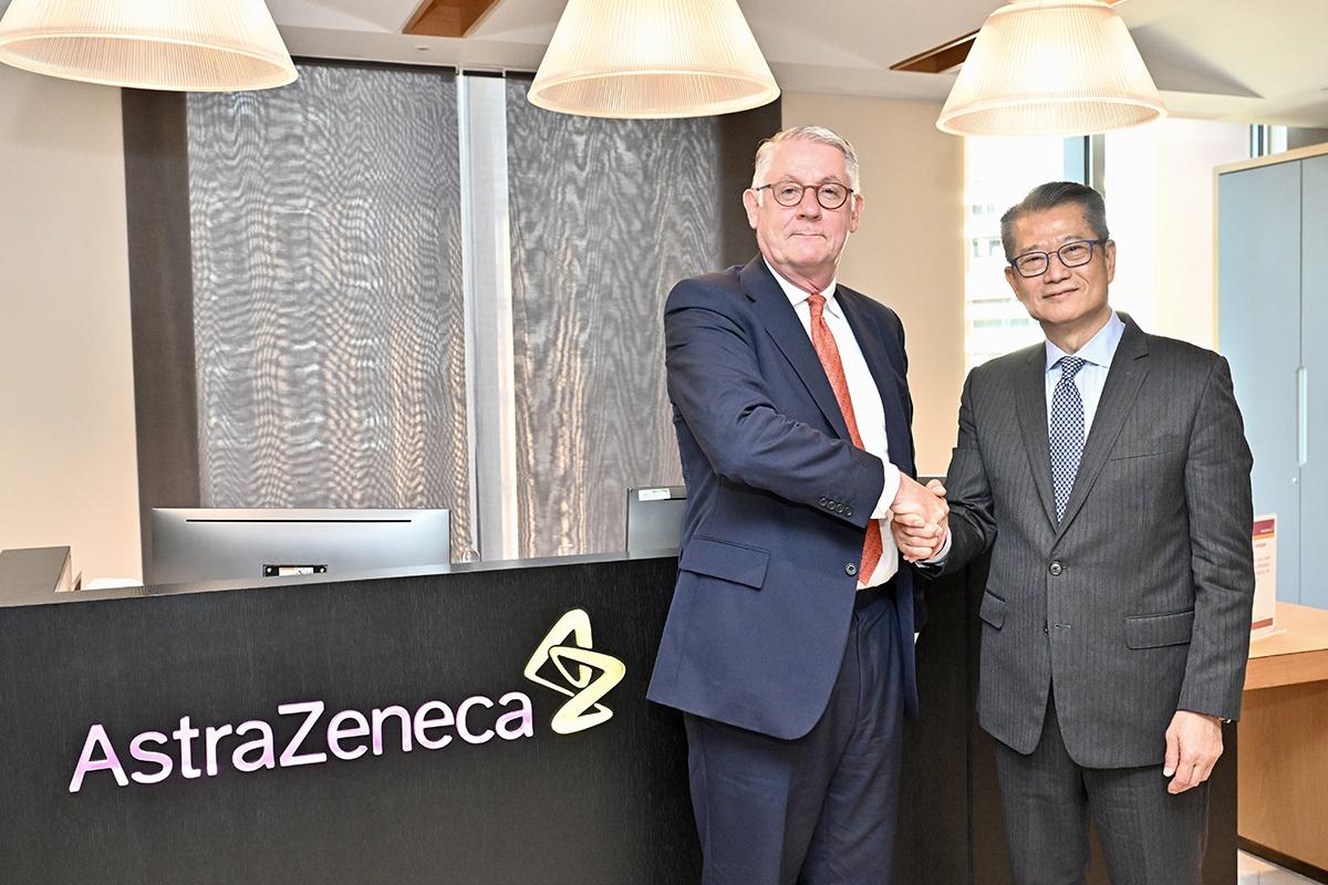 陳茂波(右)到倫敦到訪阿斯利康。(陳茂波網誌)