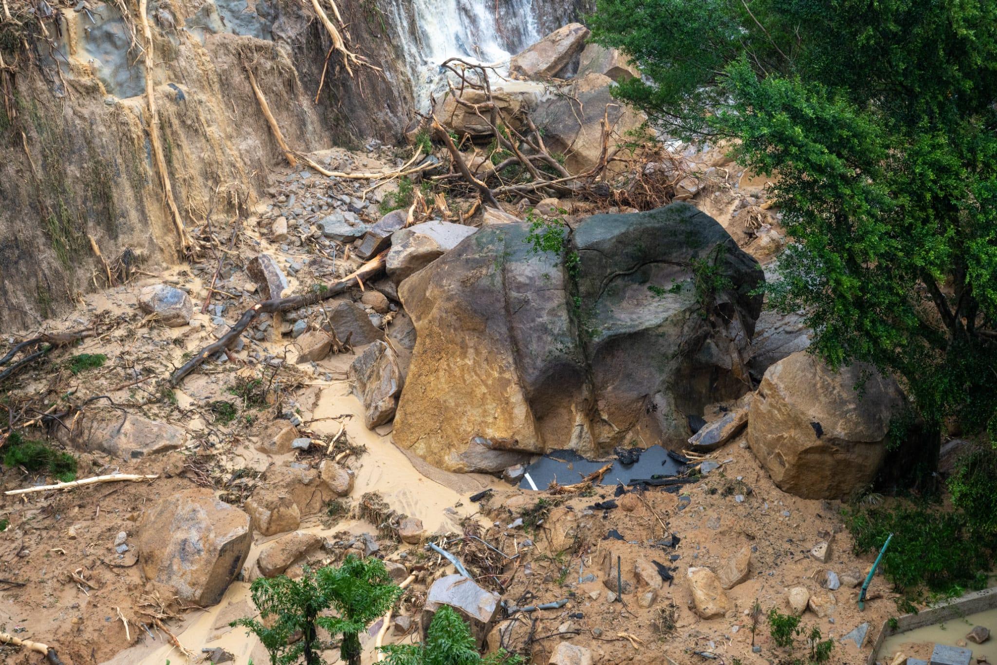 黑雨|當局截至上午8時共接獲7宗山泥傾瀉報告。圖為筲箕灣耀興道有山泥傾瀉。(陳奕釗攝)