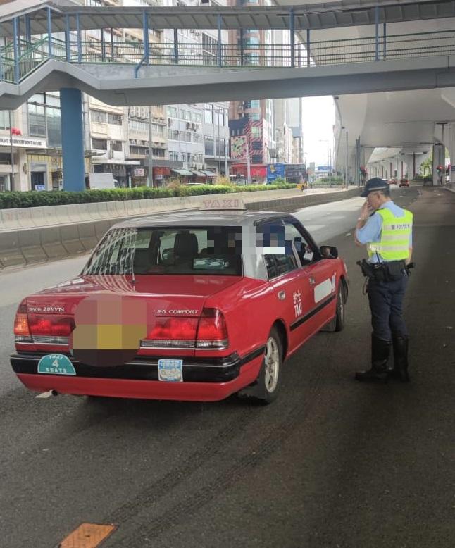 警一連4日打擊的士違例 13司機涉拒載等收傳票