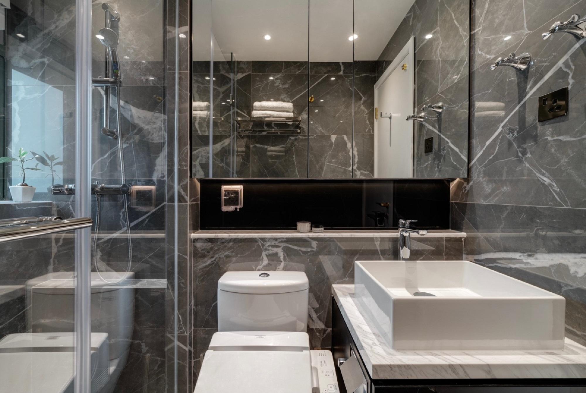 雲石紋理浴室,予人貴氣感覺。