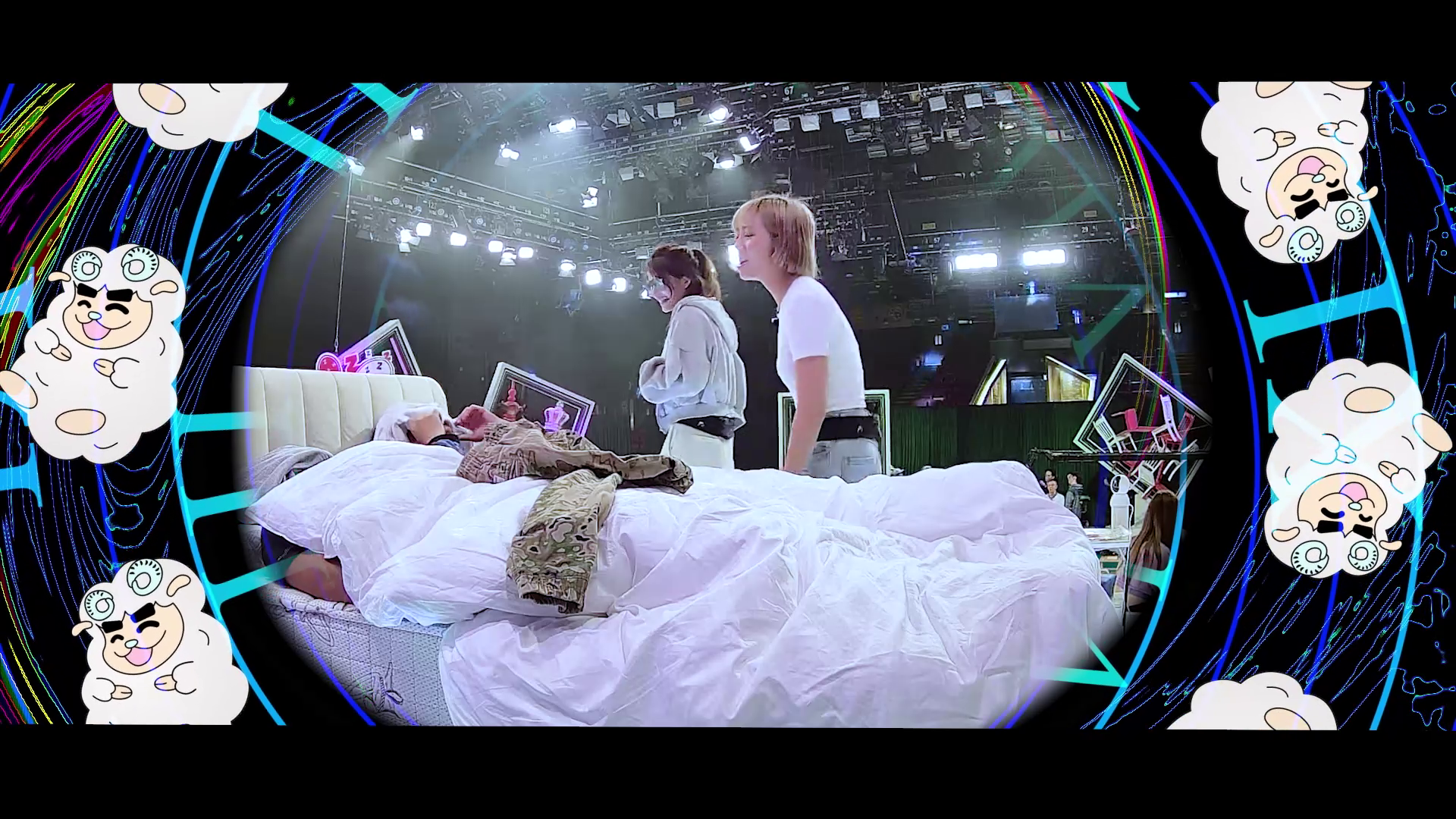 休息時間Amber同Nicole行過路過,不忘打搞閉目養神的「瞓鬥師」。