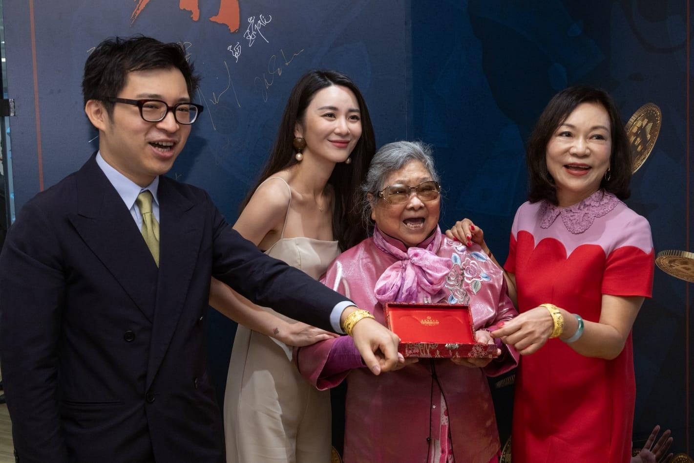 兩人獲婆婆送上龍鳳鈪後,表示會賣咗佢。