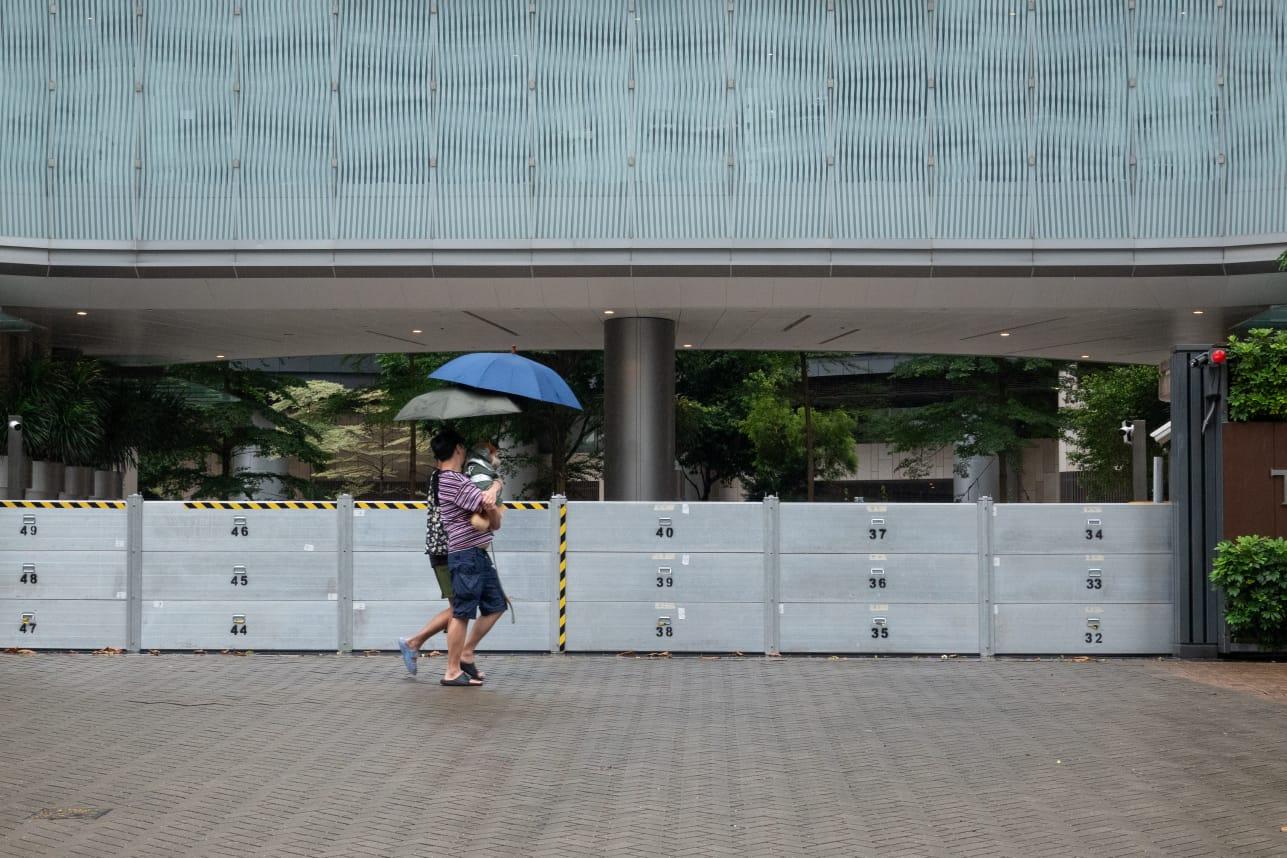 有屋苑閘外安裝擋水板,以防停車場水浸。(陳奕釗攝)