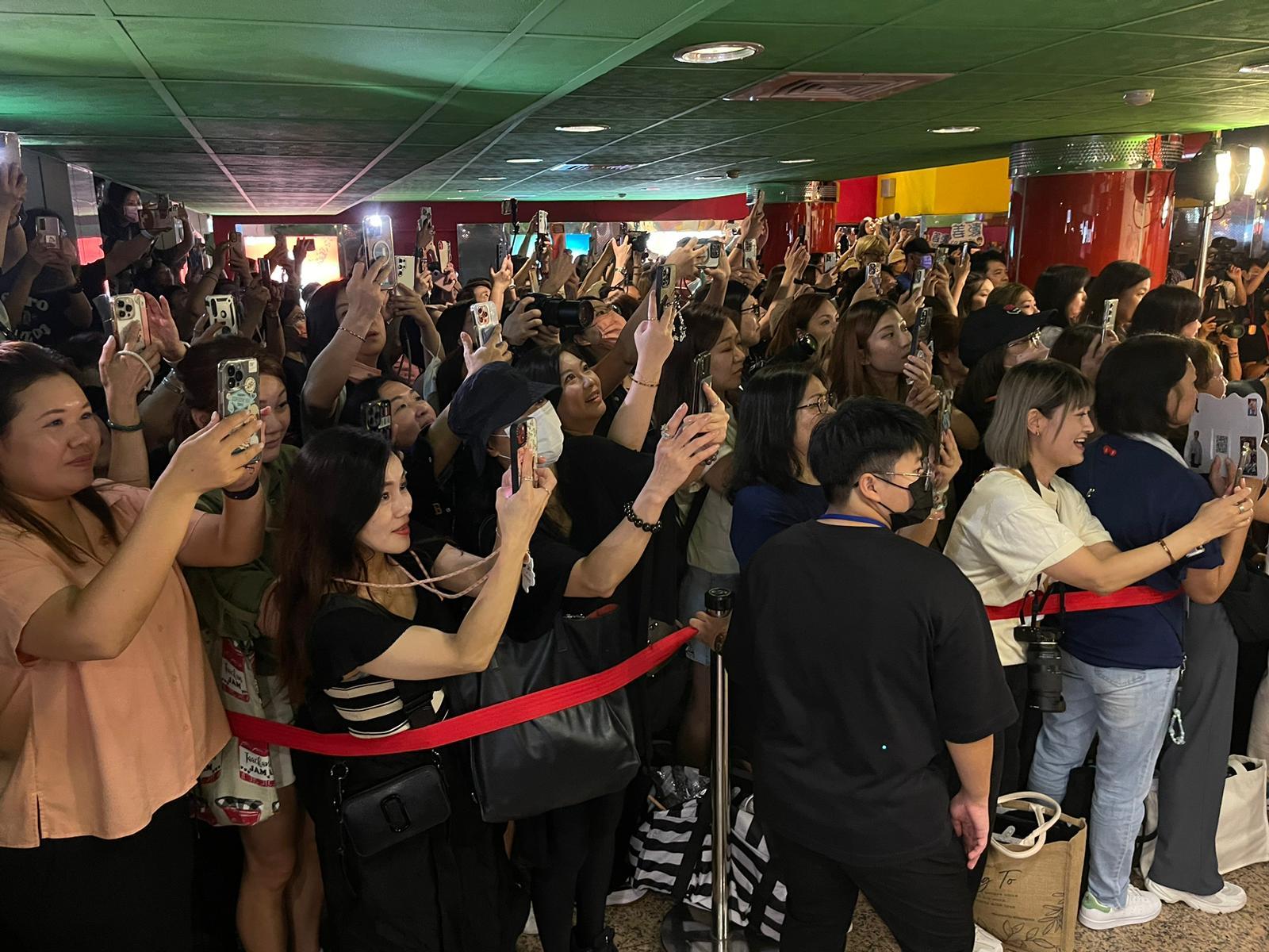 來自不同地方的姜糖支持姜濤,塞爆西門町。