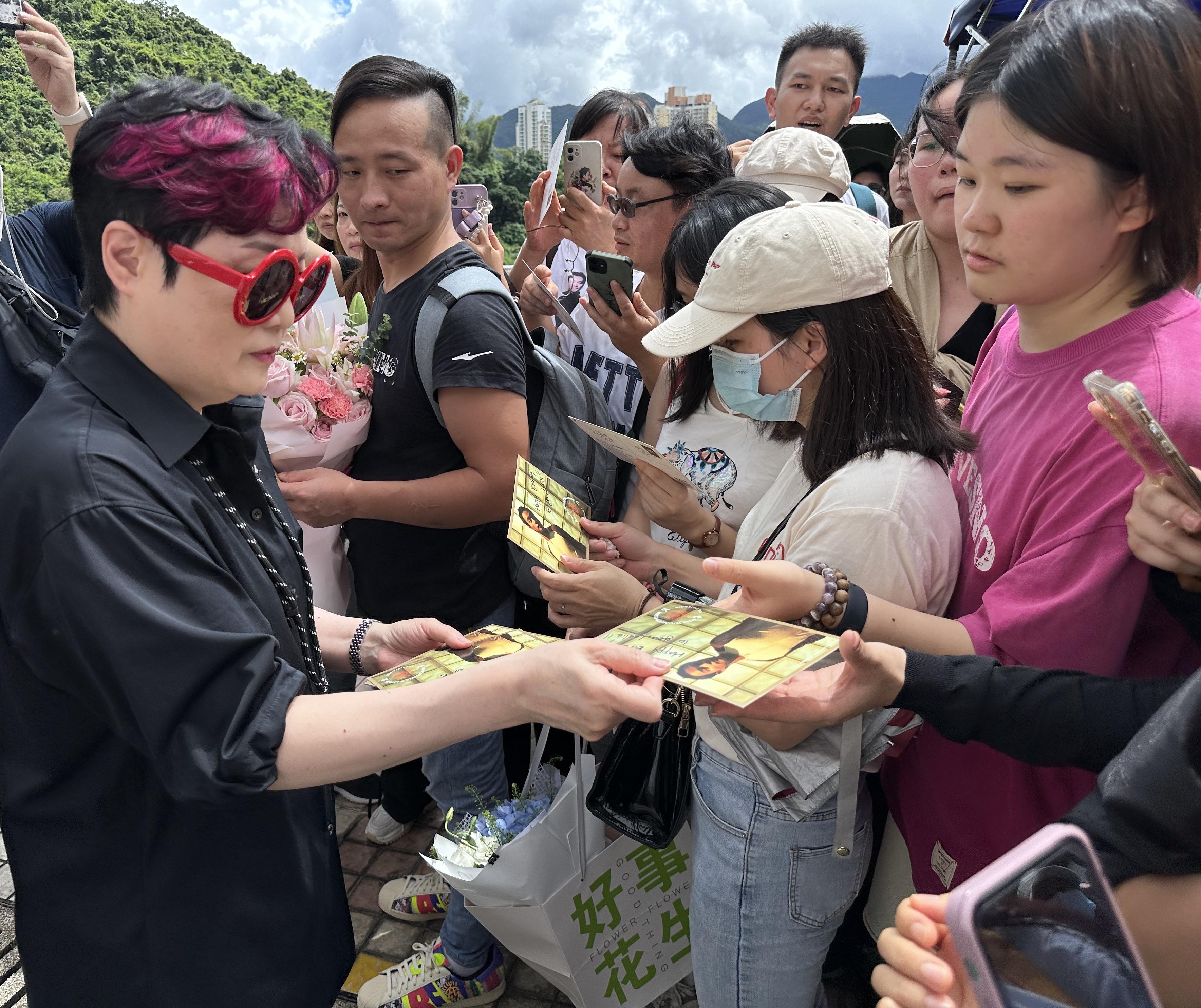 陳太特別印製了珍藏明信片送給現場fans。