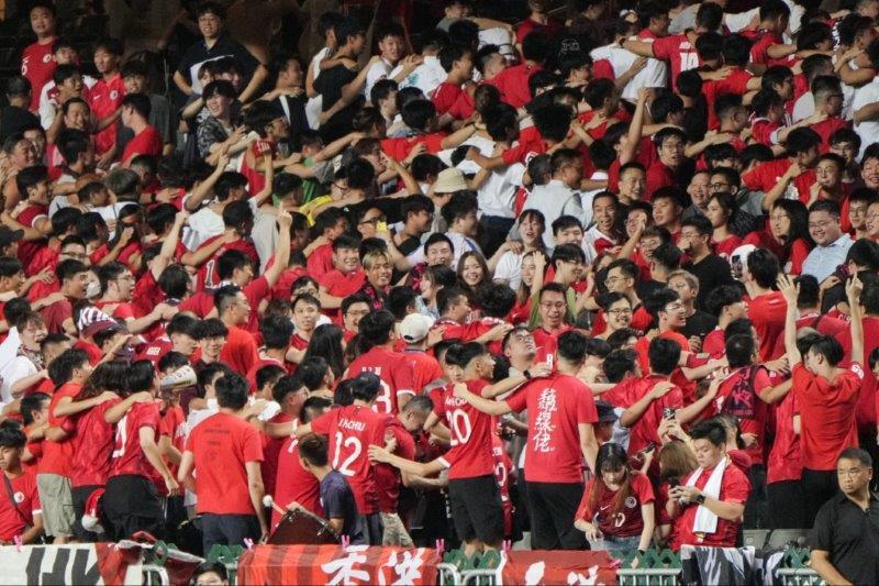 香港足球|香港隊友賽10球狂數文萊,球迷築成紅浪支持港隊。(李睿哲攝)
