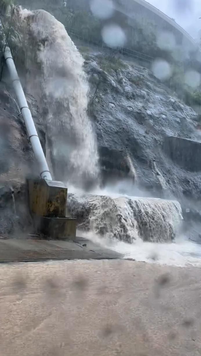 將軍澳多處水浸(fb「將軍澳主場」截圖)