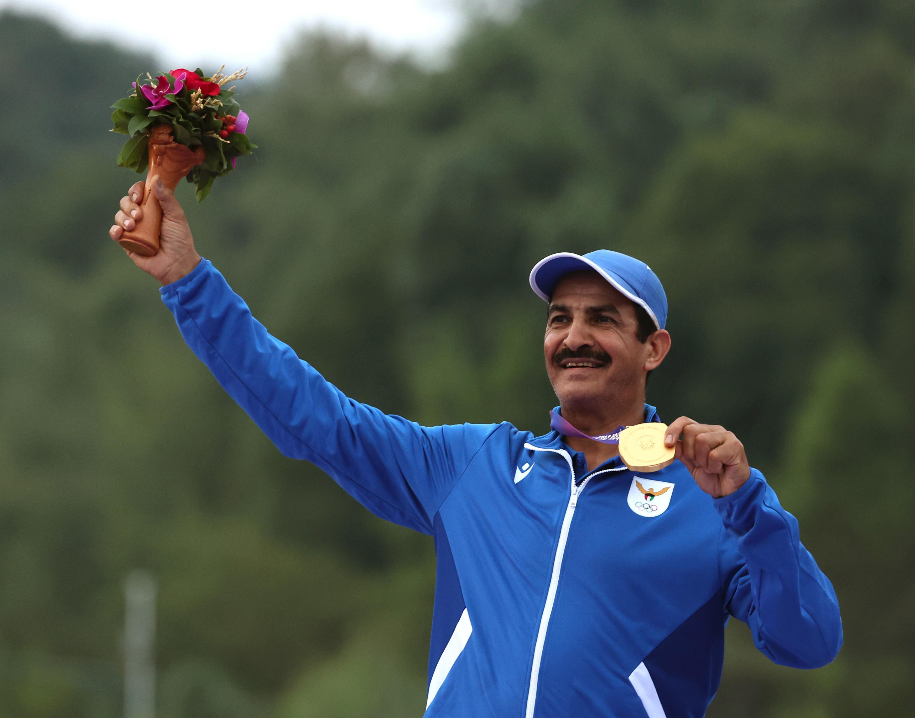 杭州亞運男子個人定向飛靶決賽,科威特60歲老將Abdullah Al-Rashidi締造60分滿靶平世界紀錄奪得個人生涯第4面亞運金牌。(新華社)