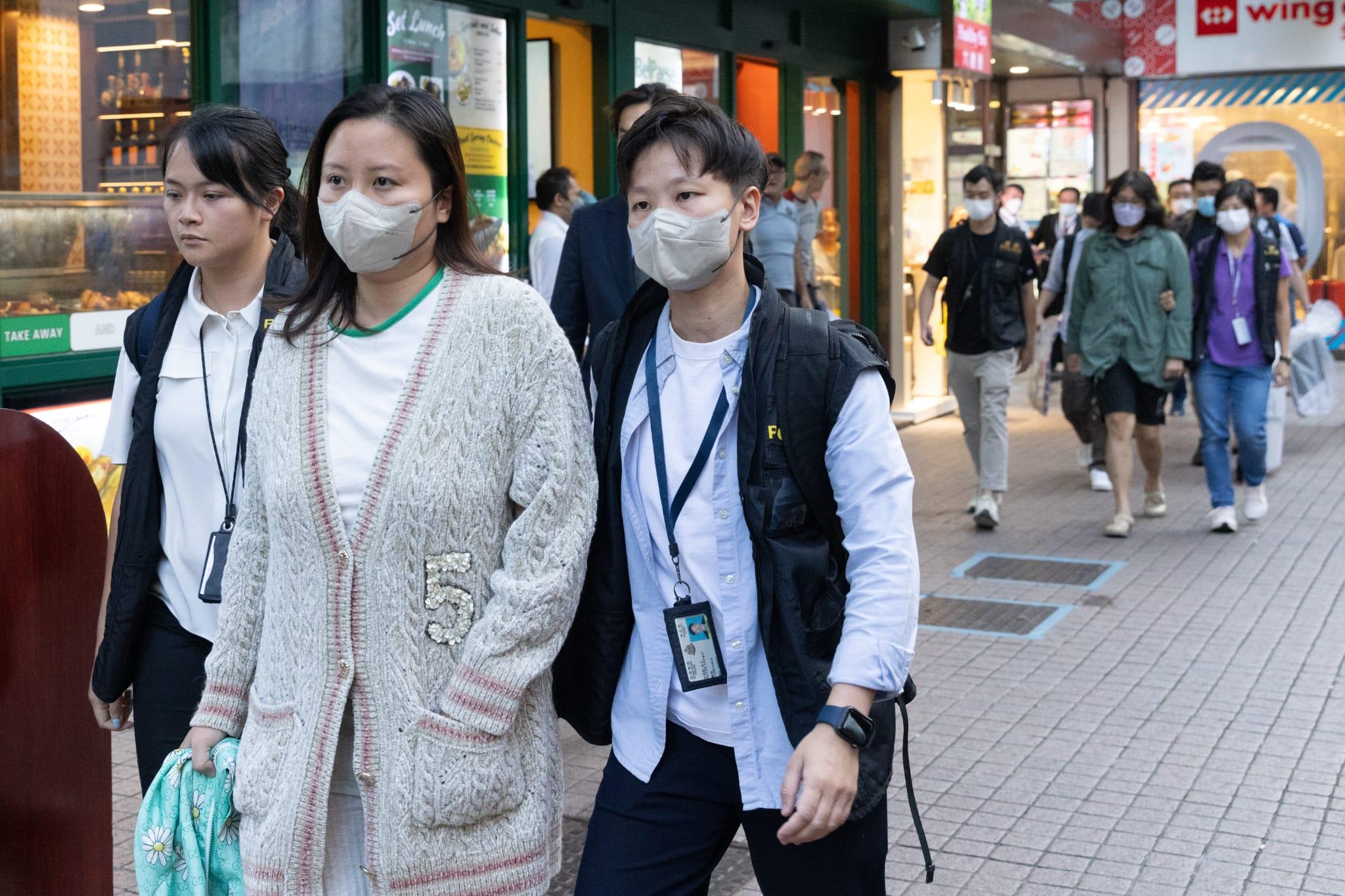 網紅陳怡被警方帶走調查。(蘇文傑攝)