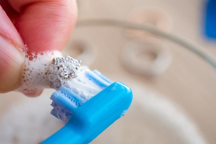 洗銀方法丨洗潔精能有效去除銀器污垢