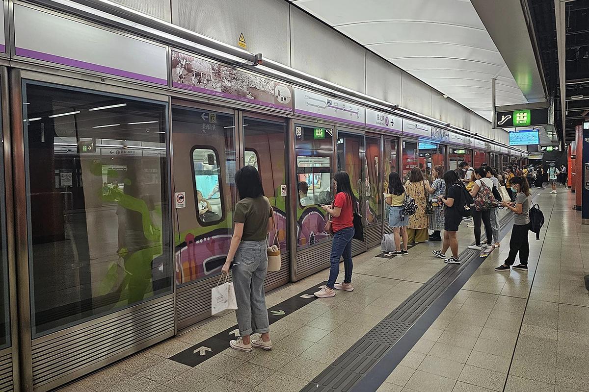 港鐵一列將軍澳綫列車懷疑被人塗鴉。(網民陳駿發@FB群組「香港鐵路動態追蹤組HKRG《mtr group》」)