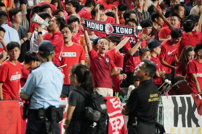 香港足球|香港隊友賽10球狂數文萊,入場球迷整場投入賽事。(李睿哲攝)
