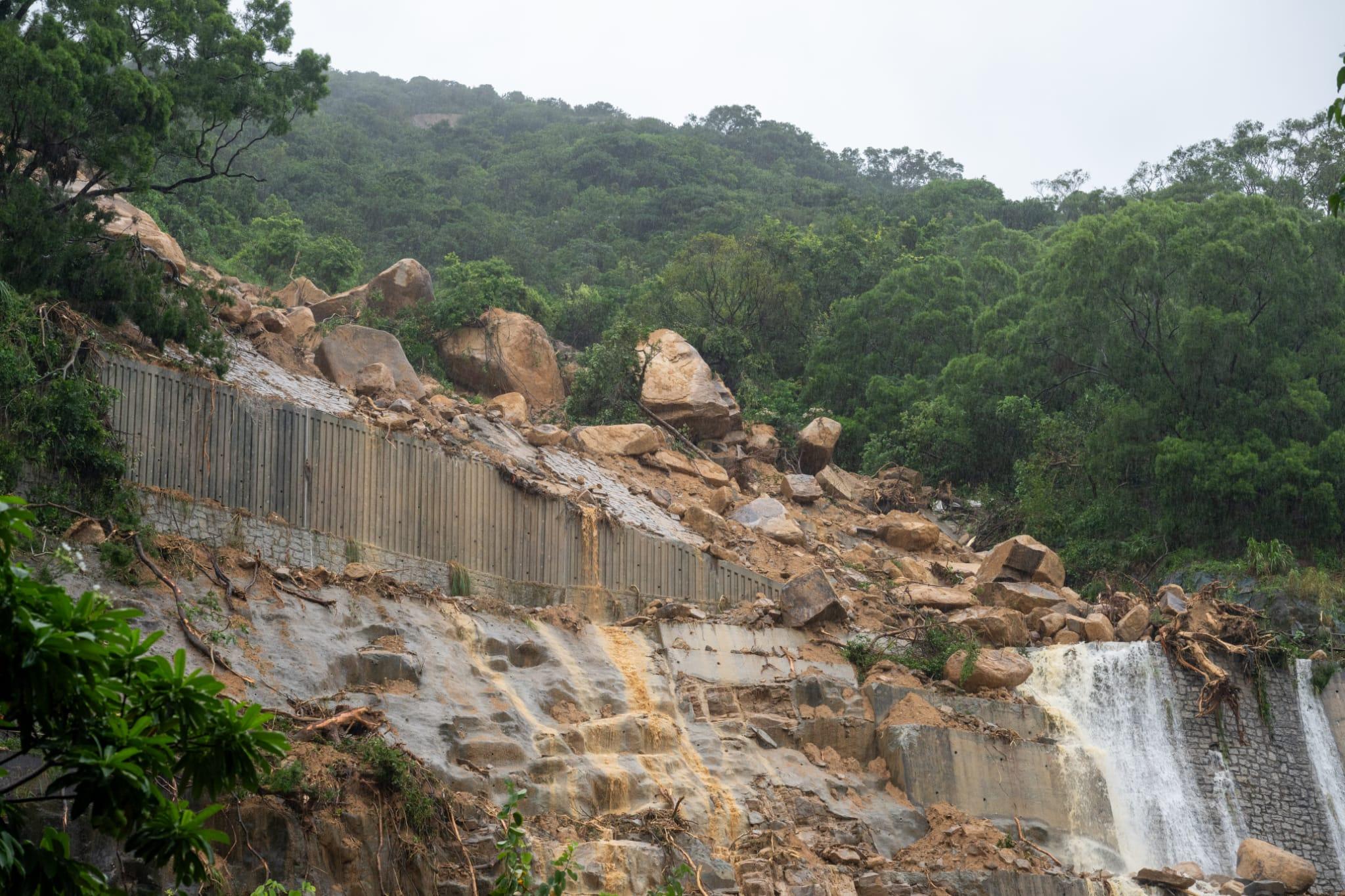 黑雨|當局截至上午8時共接獲7宗山泥傾瀉報告。圖為筲箕灣耀興道有山泥傾瀉。(陳奕釗攝)