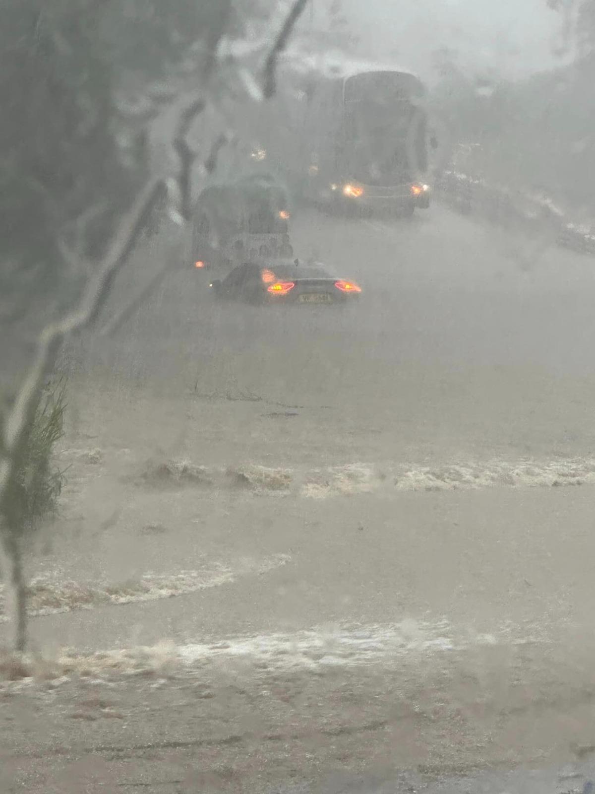 將軍澳多處水浸(fb「將軍澳主場」圖片)