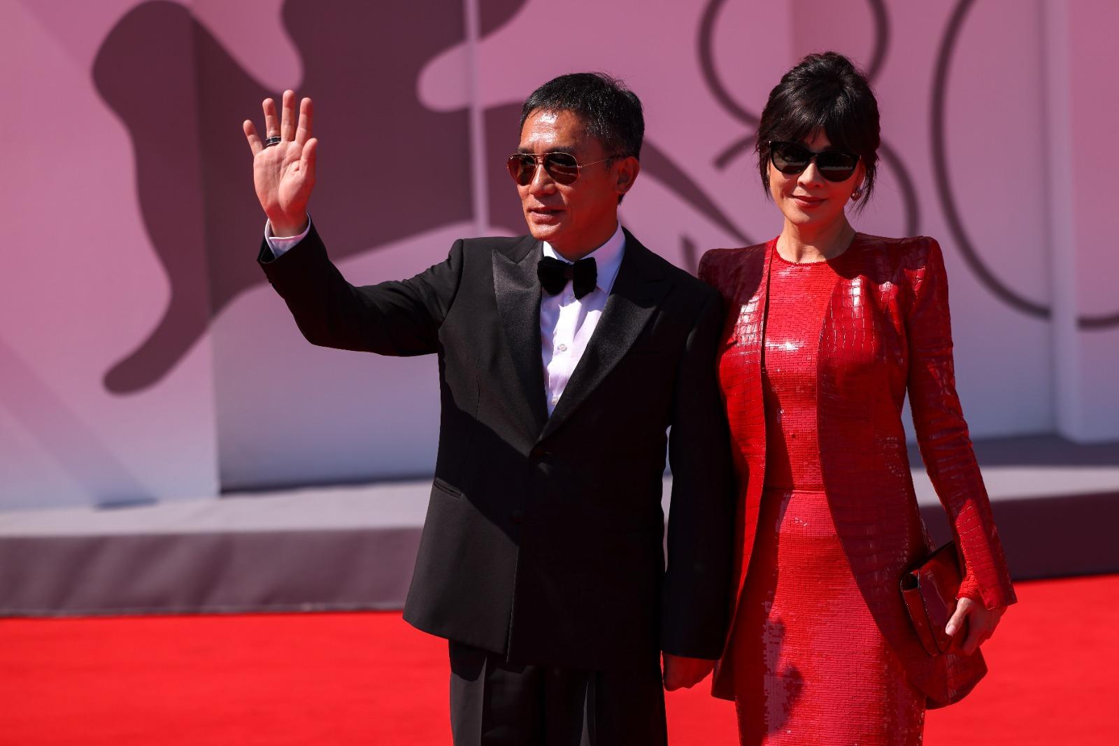 梁朝偉拖劉嘉玲出席終身成就金獅獎頒獎禮。