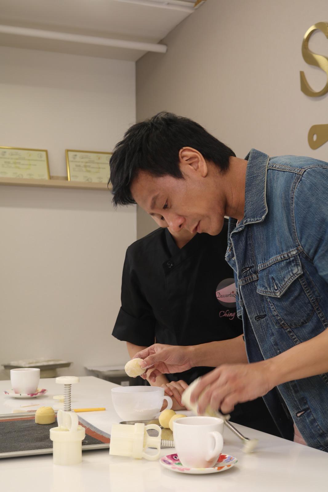 朱栢康邊整月餅邊分享心聲。