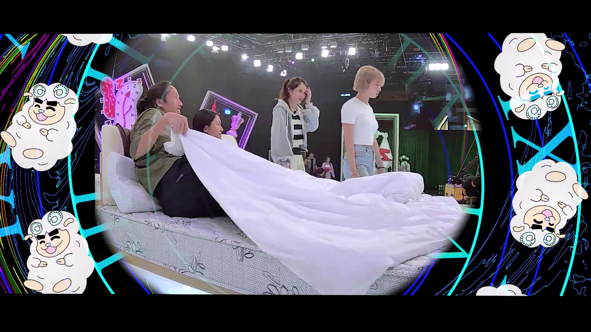 休息時間Amber同Nicole行過路過,不忘打搞閉目養神的「瞓鬥師」。