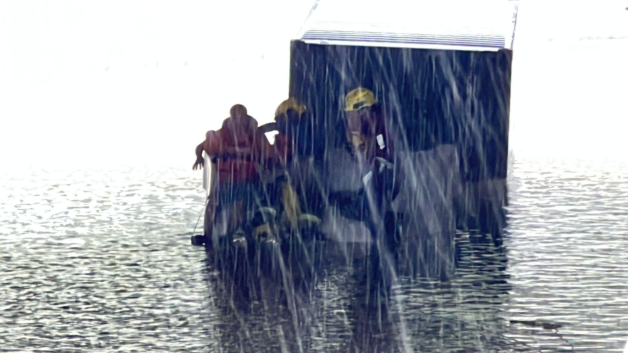 消防員協助貨車司機脫困。