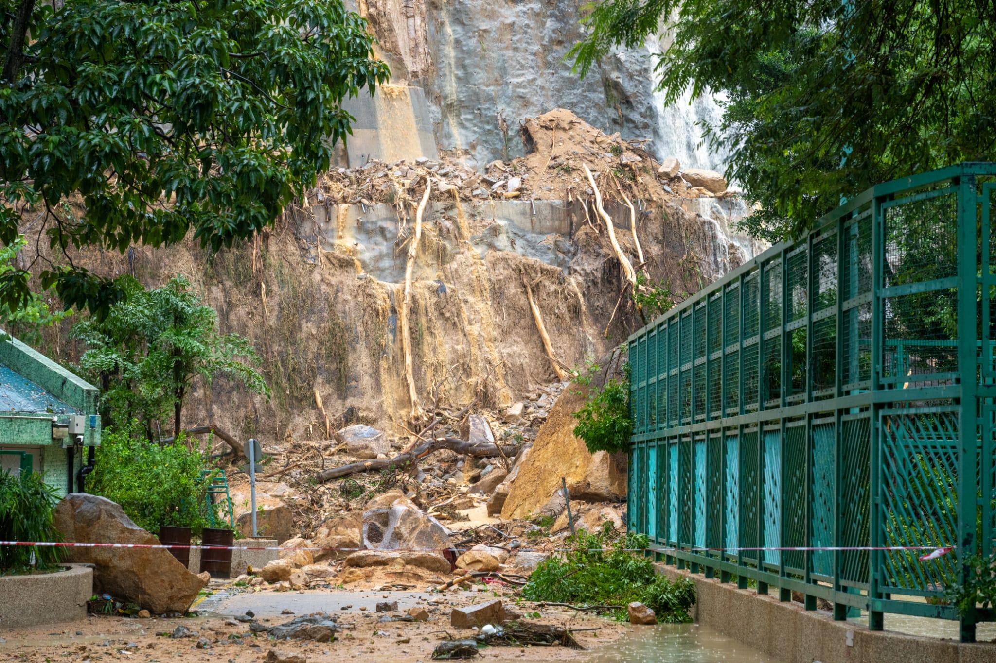 黑雨|當局截至上午8時共接獲7宗山泥傾瀉報告。圖為筲箕灣耀興道有山泥傾瀉。(陳奕釗攝)