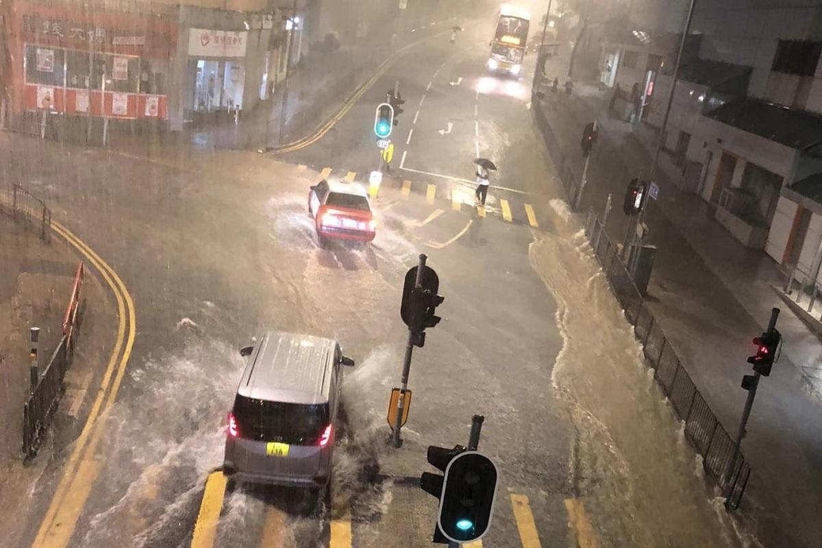 黑雨|柴灣環翠道有大量雨水沿路面向下流。(網民Chi Hin@FB群組「柴灣人柴灣事」)