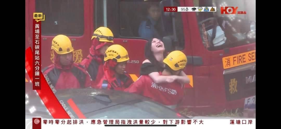 黑雨|消防員英雄救美 「嫩版應采兒」笑逐顏開成網民熱話(HOY TV截圖)