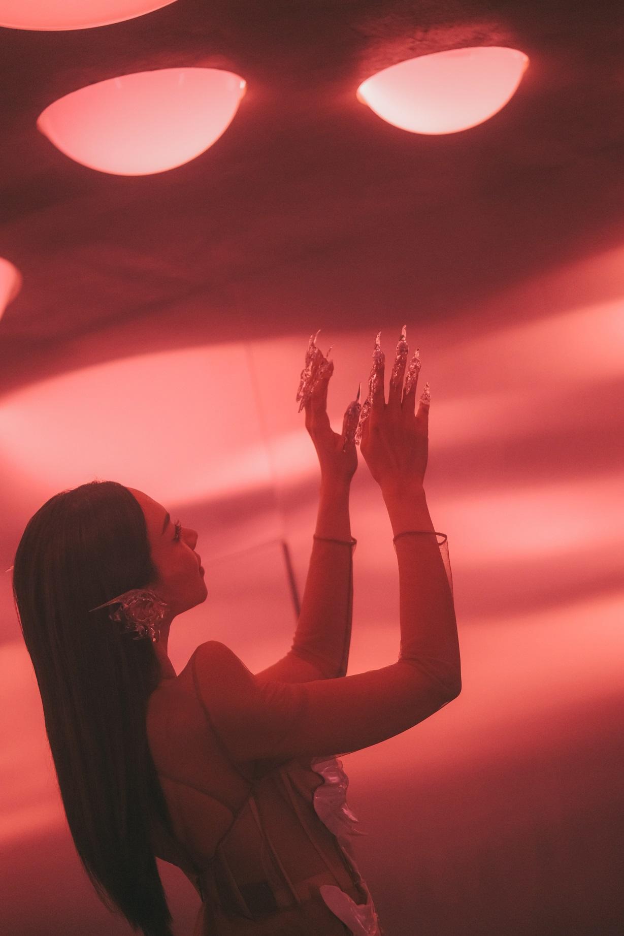 AGA在 《Special One》MV演Eason內心世界裡創作的AI。