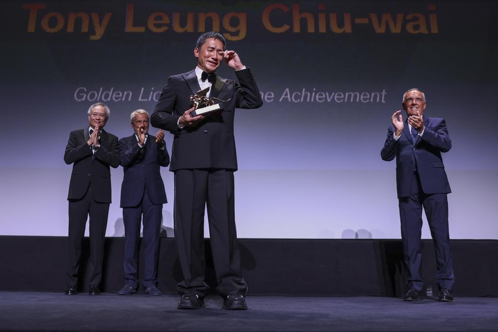 梁朝偉在威尼斯電影節獲頒終身成就金獅獎,在台上流下快樂淚。(路透社)