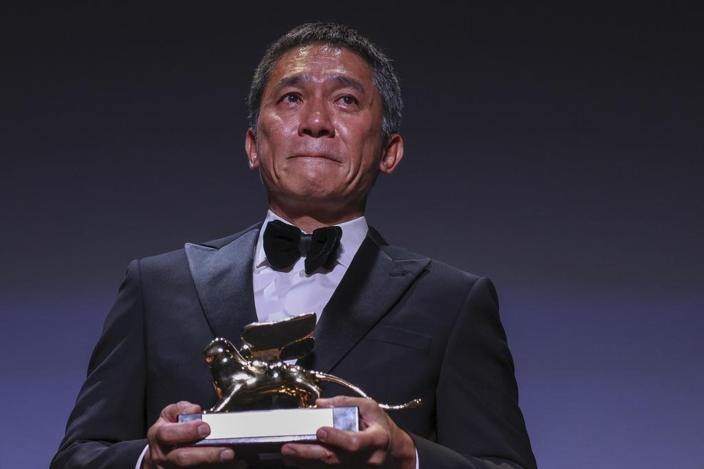 梁朝偉在威尼斯電影節獲頒終身成就金獅獎,在台上流下快樂淚。(路透社)
