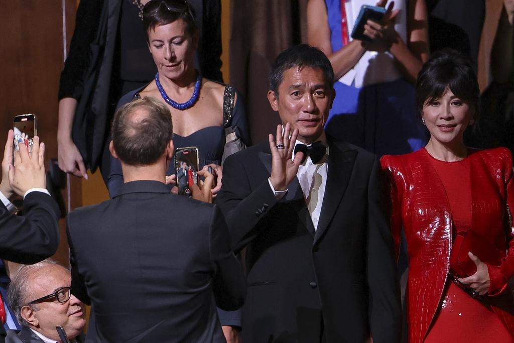 梁朝偉在妻子劉嘉玲陪伴下到威尼斯電影節,獲頒終身成就金獅獎。(路透社)