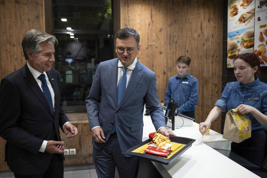 布林肯快閃基輔麥當勞,與烏克蘭外交部長庫列巴要吃薯條。(美聯社)