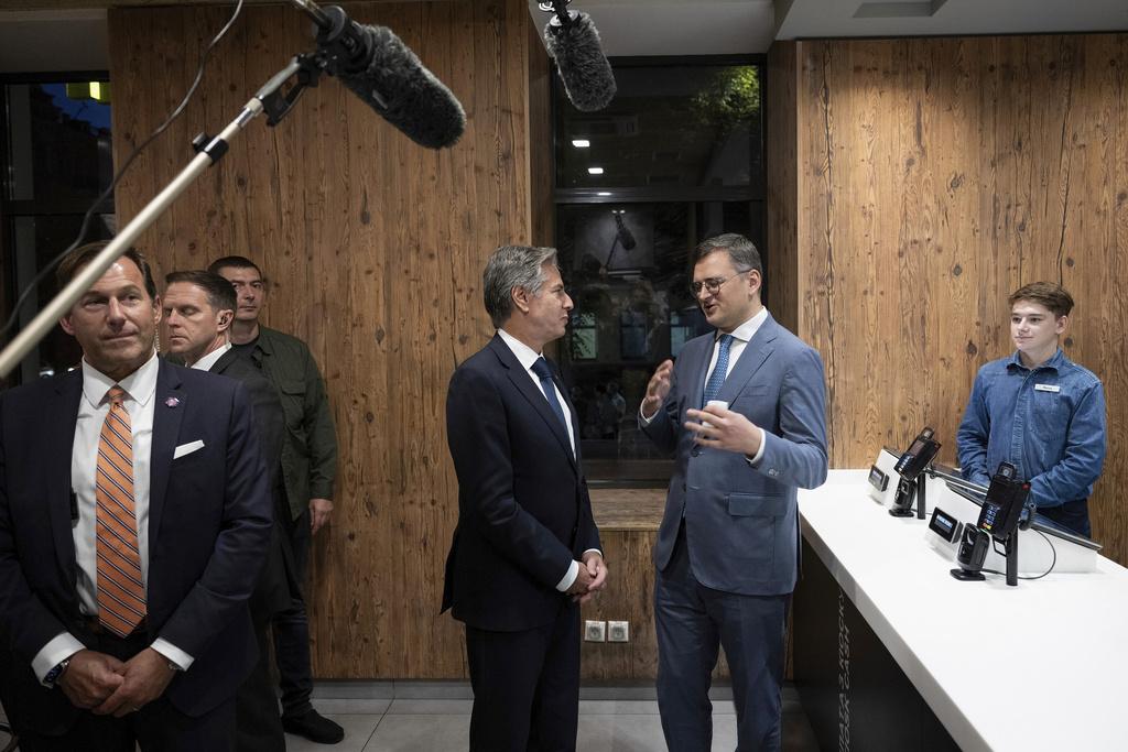 布林肯與烏克蘭外交部長庫列巴快閃基輔麥當勞。(美聯社)