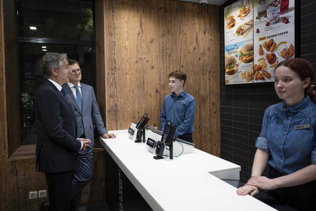 布林肯與烏克蘭外交部長庫列巴快閃基輔麥當勞,與店員交談。(美聯社)