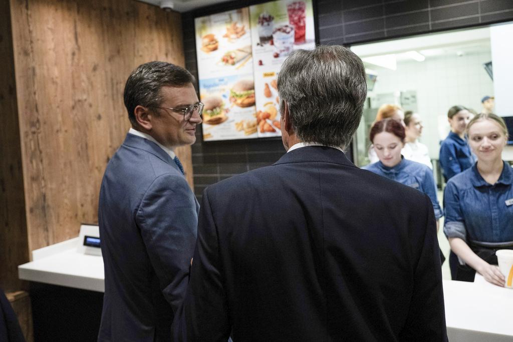 布林肯與烏克蘭外交部長庫列巴快閃基輔麥當勞。(美聯社)