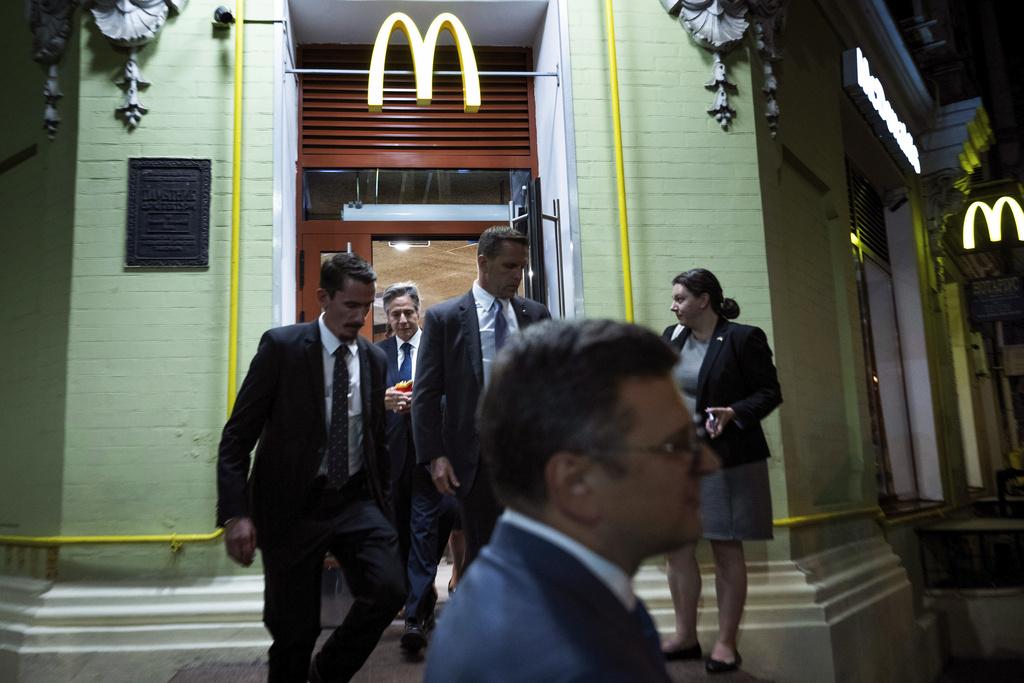 布林肯快閃基輔麥當勞。(美聯社)